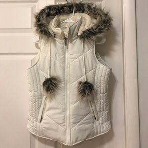 Maurice’s vest with furry hood (removable)